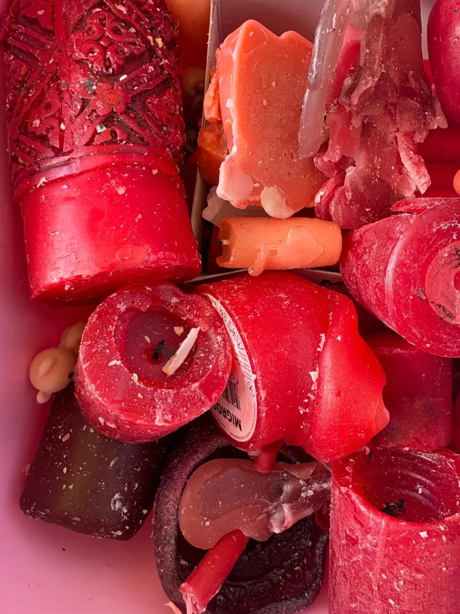 De la cire à la lumière Bougies rouges récupérées avant leur transformation