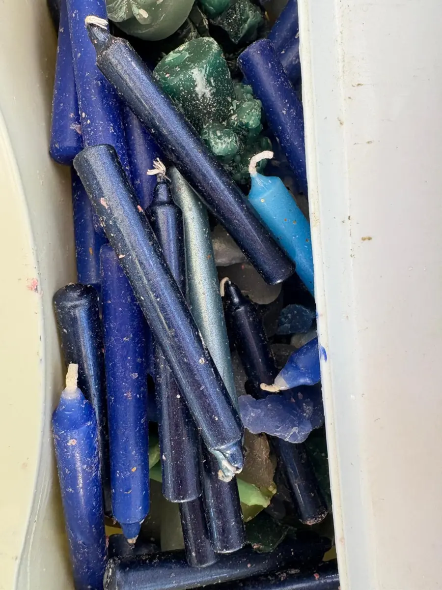 De la cire à la lumière Bougies bleues récupérées pour être recyclées