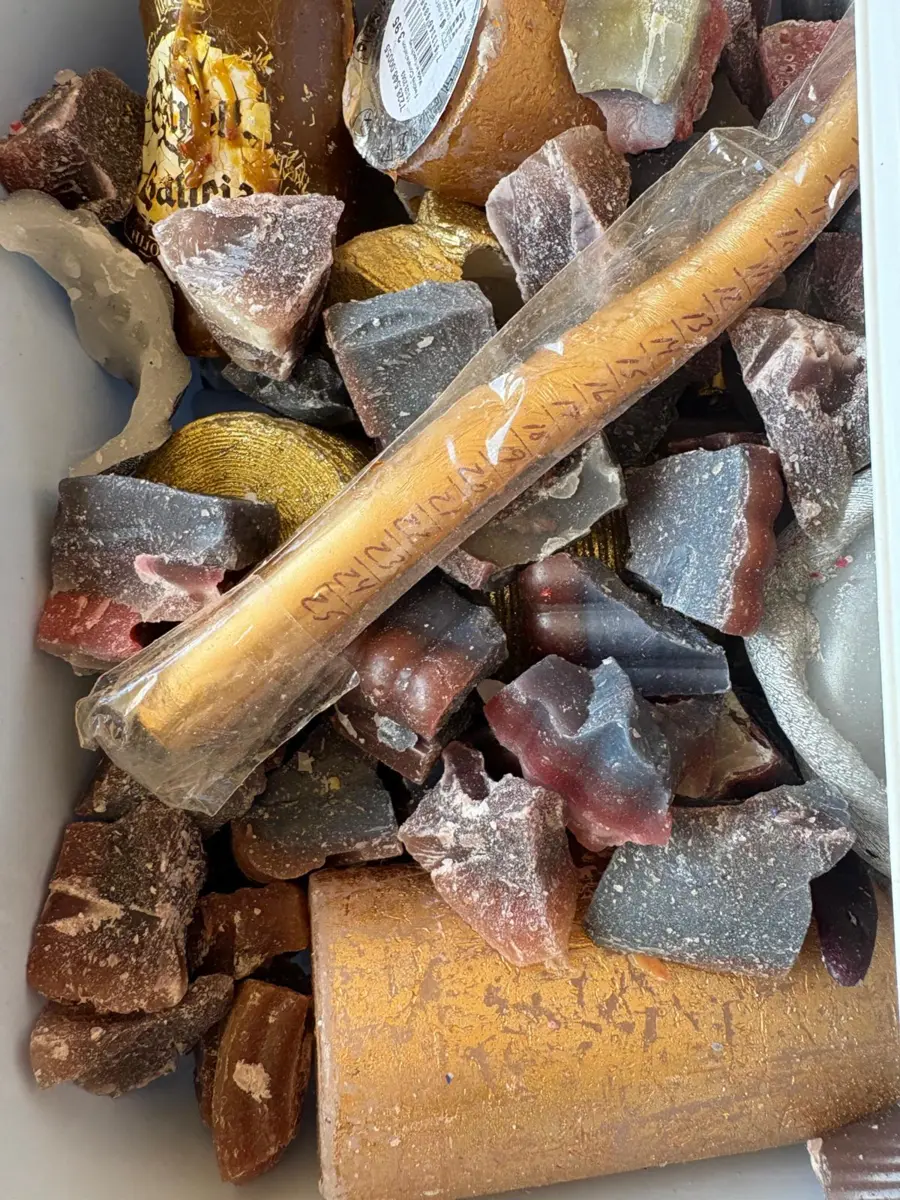 De la cire à la lumière Restes de bougies et morceaux de cire récupérés avant recyclage