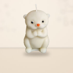 Bougie artisanale Animaux référence A5, modèle d'origine du catalogue sur fond naturel beige sans décoration de Noël