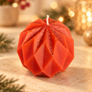 Bougie de Noël Cosynest Home référence N10 sur une table beige dans une ambiance lumineuse et chaleureuse