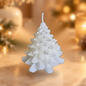 Bougie Sapin enneigé blanc, modèle original, photographie d'ambiance Noël sur fond chaud beige avec lumières dorées