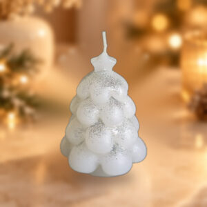 Bougie Sapin bulles blanc, modèle original, photographie d'ambiance Noël sur fond chaud beige avec lumières dorées