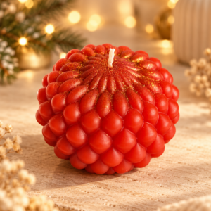 Bougie de Noël Cosynest Home référence N2 photographiée sur table beige, décor chaleureux avec lumières floues