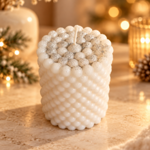 Bougie de Noël Cosynest Home référence N4 sur une table beige dans une ambiance chaleureuse aux lumières floues