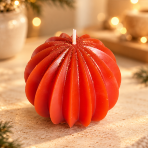 Bougie de Noël Cosynest Home référence N6 sur une table beige dans une ambiance chaleureuse aux lumières floues