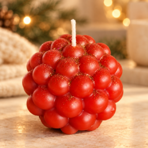 Bougie de Noël Cosynest Home référence N7 sur une table beige dans une ambiance chaleureuse aux lumières floues