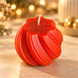 Bougie de Noël Cosynest Home référence N8 sur une table beige dans une ambiance lumineuse et chaleureuse
