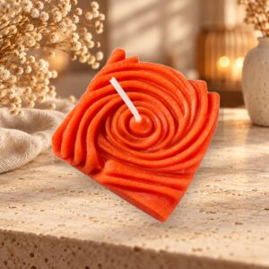 Bougie spirale corail sculptée d'origine avec sa mèche blanche sur plateau en pierre, intérieur beige chaleureux