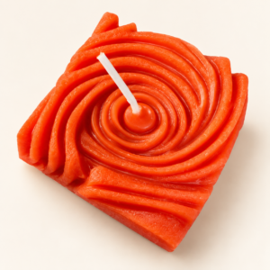 Bougie couleur corail sculptée en spirale tourbillonnante, mèche blanche centrale, photographiée sur fond crème clair.